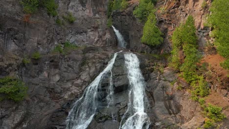 Asombrosas-Cataratas-De-Caribú-Ubicadas-En-El-área-De-La-Costa-Norte-Del-Norte-De-Minnesota-En-El-Bosque-Nacional-Superior