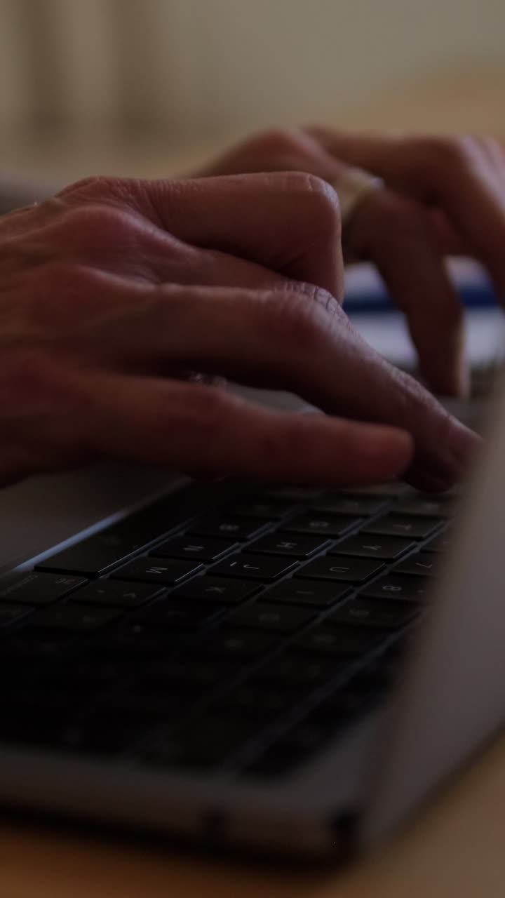 Primo piano di mani che digitano sulla tastiera di un portatile