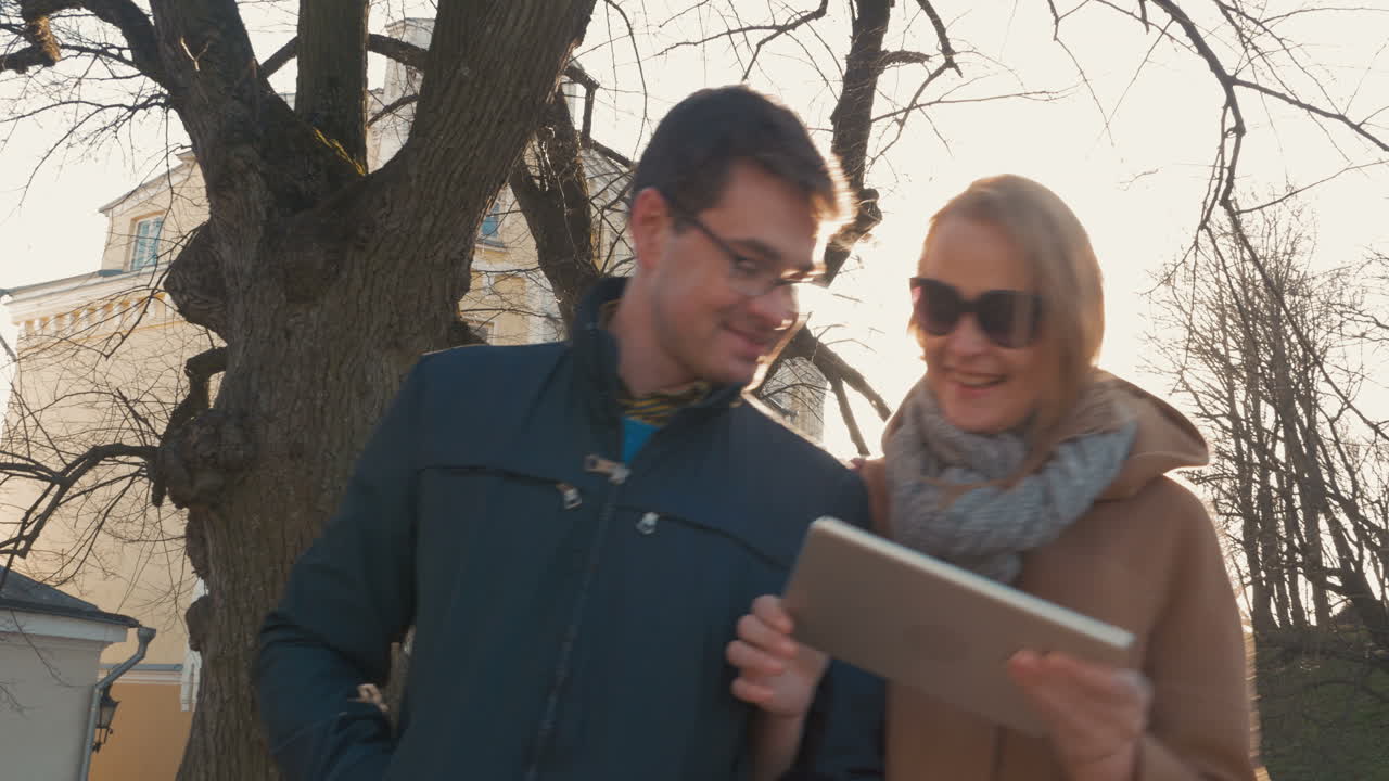 Coppia con tablet che cammina a Tallinn