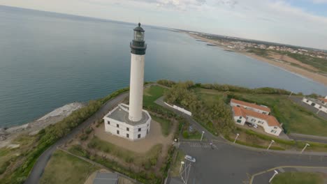 drone volando alrededor del faro de biarritz, francia.