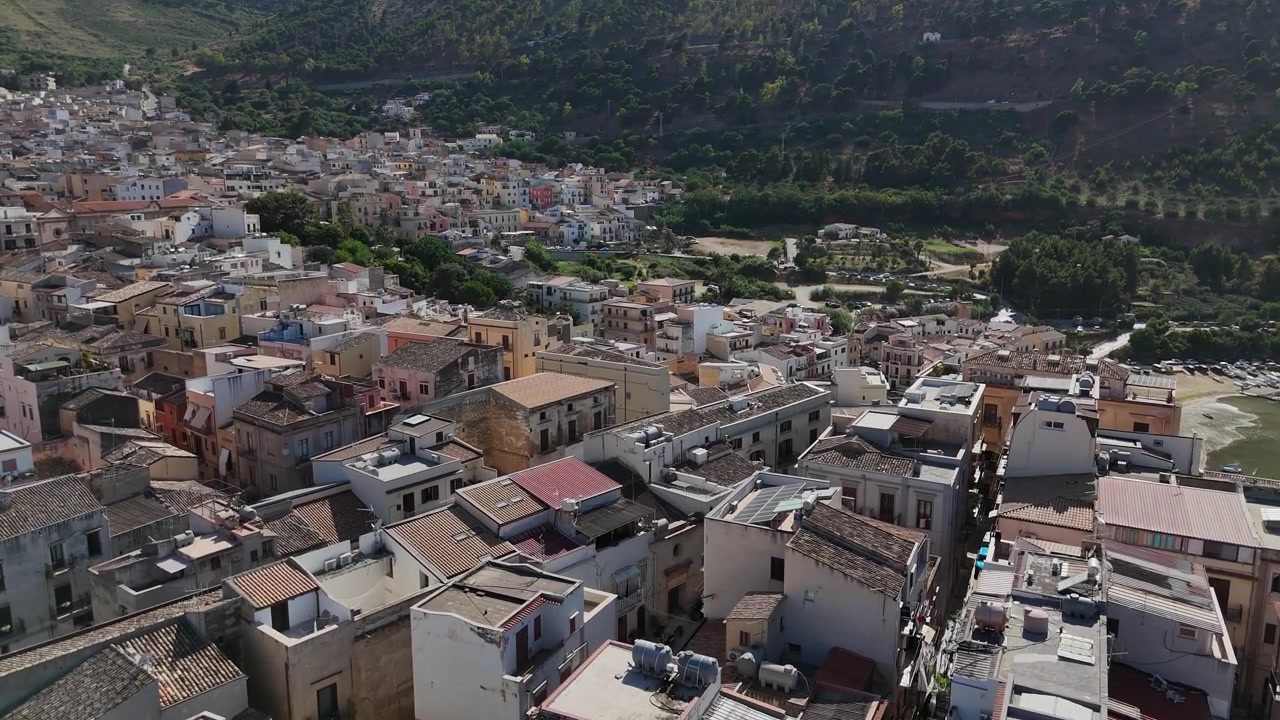 Sorvolo di tetti antichi in un'incantevole città costiera sulla costa siciliana.