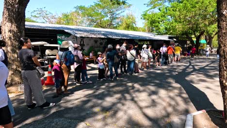 los visitantes hacen fila para el tranvía en el zoológico de chonburi.