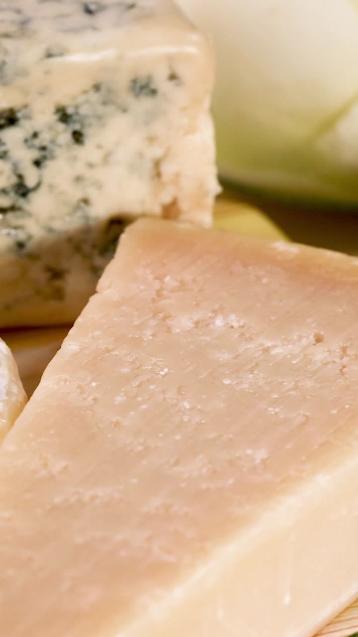 различные сыры и молочные продукты на черном фоне