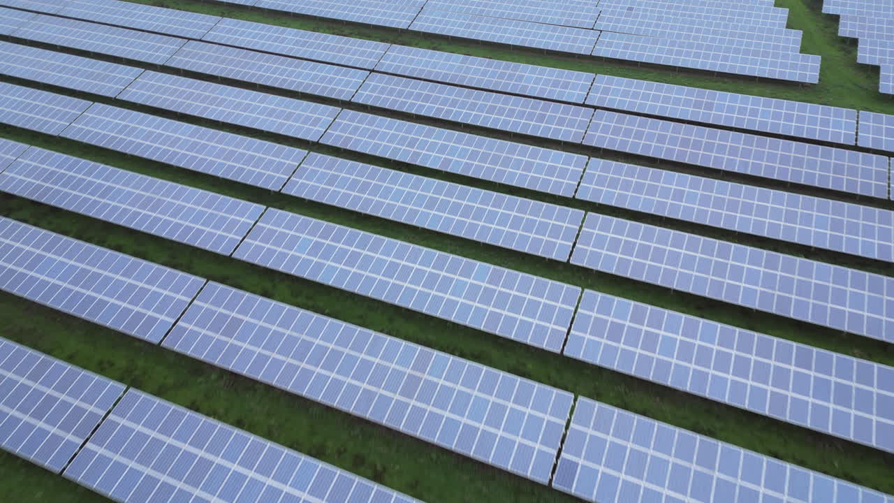 Pannelli solari di un parco solare, motivi infiniti, linee diagonali, volo lento di drone