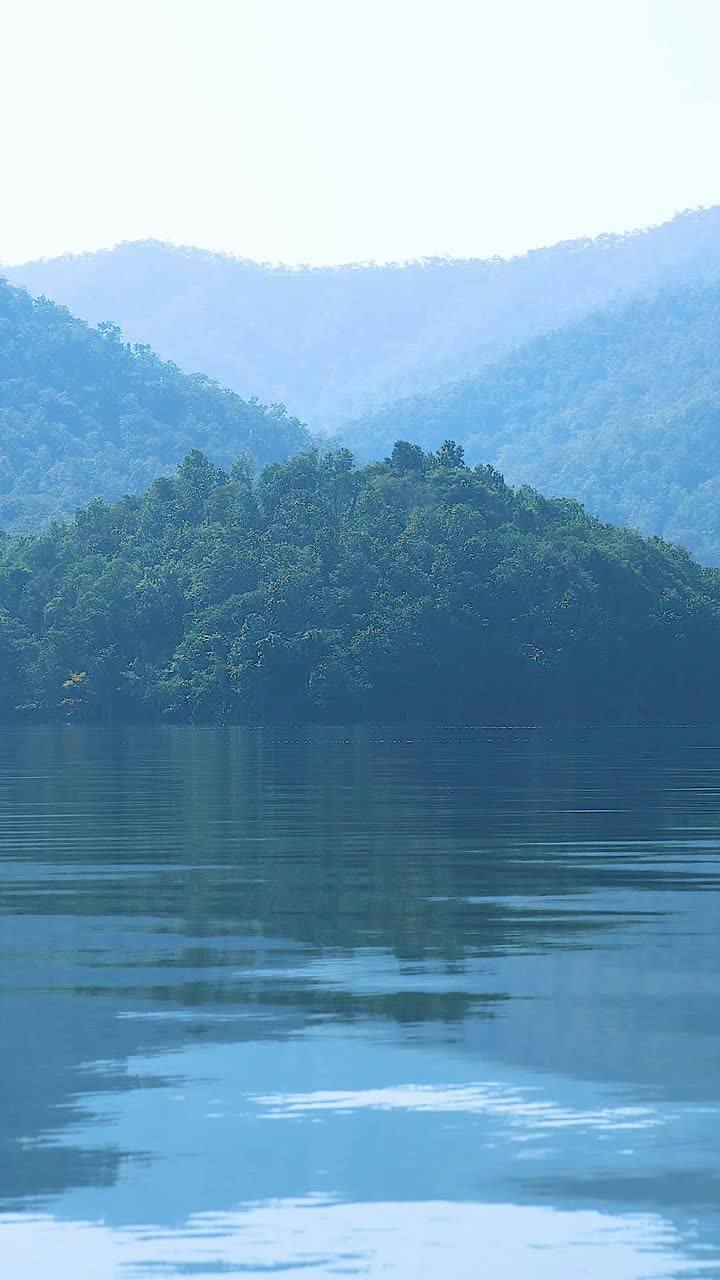 조용 한 산악 풍경 을 반영 하는 조용 한 물