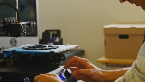 mecánico usando la máquina de matriz en la mesa 4k