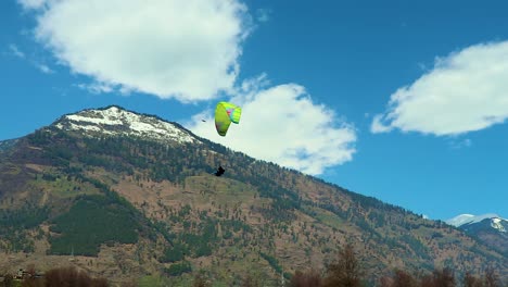 Gleitschirmfliegen-Mit-Blick-Auf-Die-Berge-Und-Hellem-Himmel-Am-Morgen-Aus-Einem-Anderen-Blickwinkel