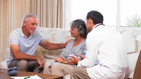 Médico-Controlando-La-Presión-Arterial-De-Sus-Pacientes