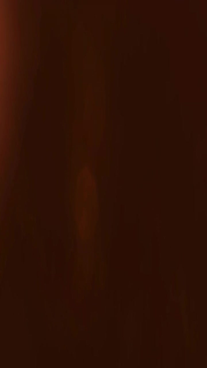 Transizione astratta con fughe di luce e toni caldi di rosso e arancione
