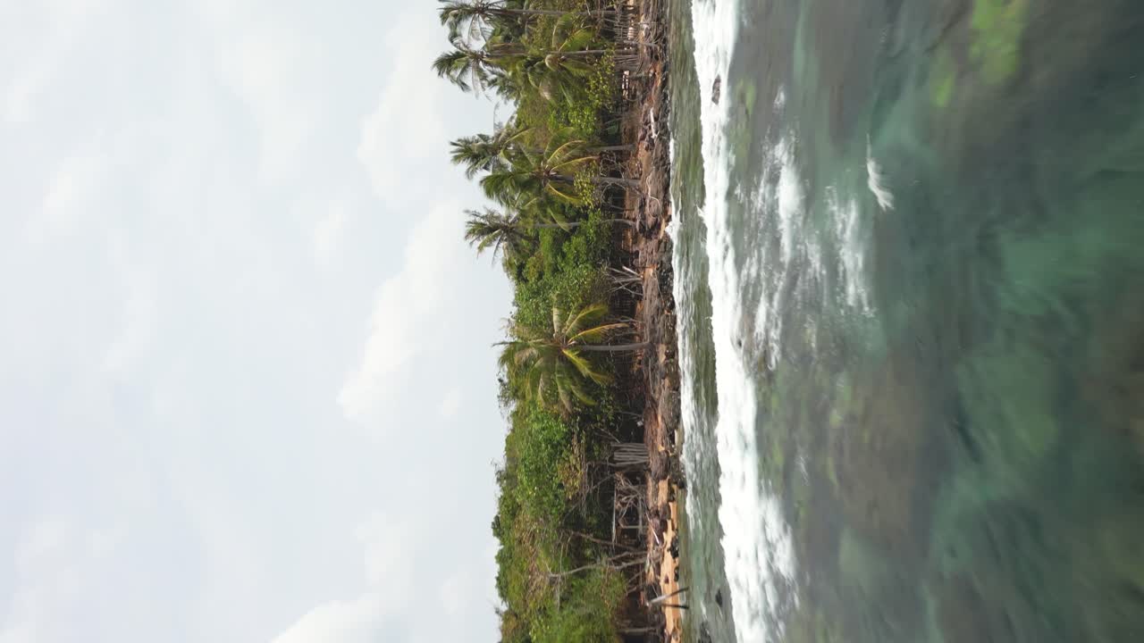 Onde si infrangono contro la costa rocciosa di Phu Quoc, situata sulla costa sud-occidentale del Vietnam - Scatto verticale