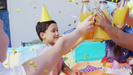 niños brindando con botellas de jugo en una fiesta, animación de confeti sobre la escena