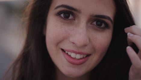 Primer-Plano-Retrato-Hermosa-Mujer-Joven-Sonriendo-Corriendo-Con-La-Mano-A-Través-Del-Cabello-Linda-Adolescente-Pecas-Belleza-Femenina-Cámara-Lenta