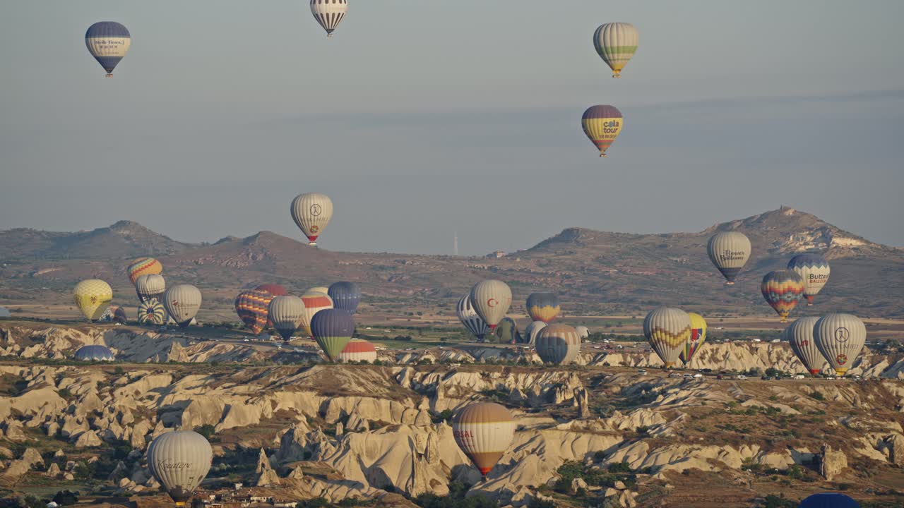 Trải nghiệm khinh khí cầu nổi tiếng trên cảnh quan Cappadocia độc đáo với các cột đá hình nấm, Thổ Nhĩ Kỳ