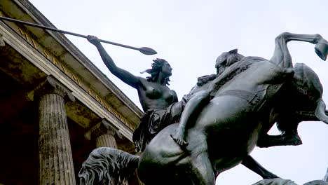 estatua esculpida en el famoso edificio del reichstag en berlín, alemania