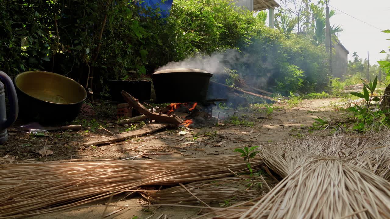 화덕에서 끓는 다이가 있는 냄비