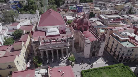 vista aerea de gente caminando en el teatro juarez