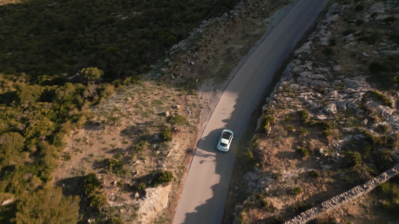 escénica serra de tramuntana con un coche moderno conduciendo a lo largo de una calle