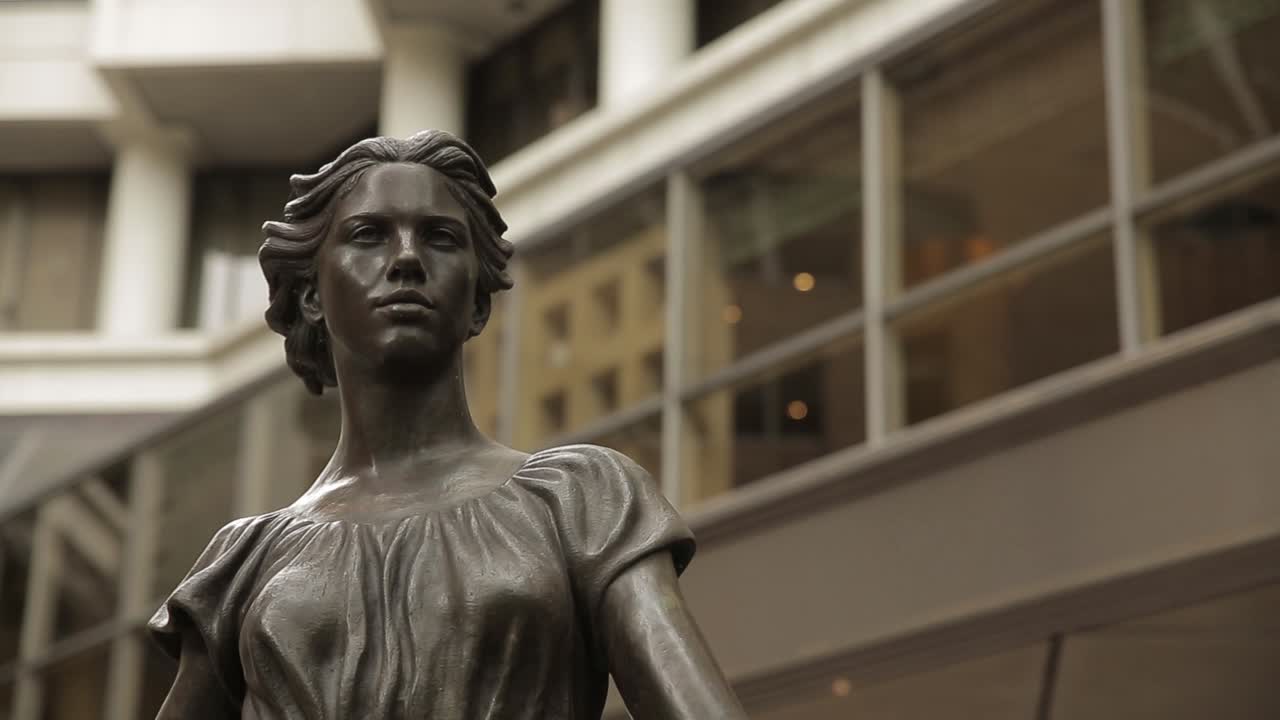 estatua de una mujer en el hotel rittenhouse - filadelfia, pa
