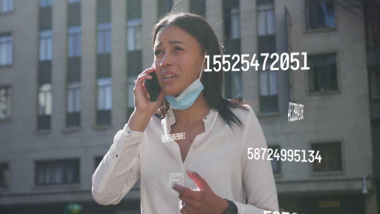 숫자 위에 스마트폰으로 얼굴 마스크를 쓴 두 인종의 여성의 애니메이션