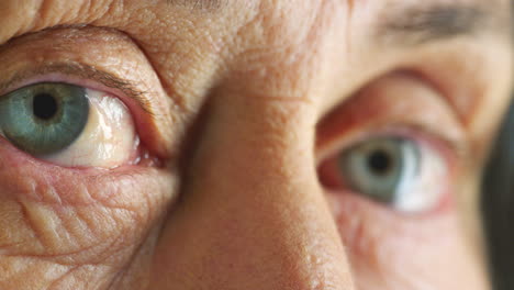 mujer mayor, los ojos en movimiento o el ojo macro contra