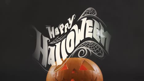 Fröhliches-Halloween-Textbanner-Und-Mehrere-Geistersymbole-Gegen-Raucheffekt-über-Halloween-Kürbis