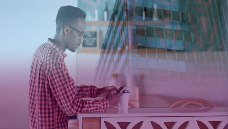 animación de un empresario afroamericano usando un teléfono inteligente sobre datos y paisaje urbano