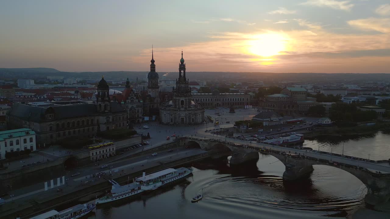 vista aérea suave de arriba vuelo puesta de sol ciudad de dresden iglesia catedral puente río