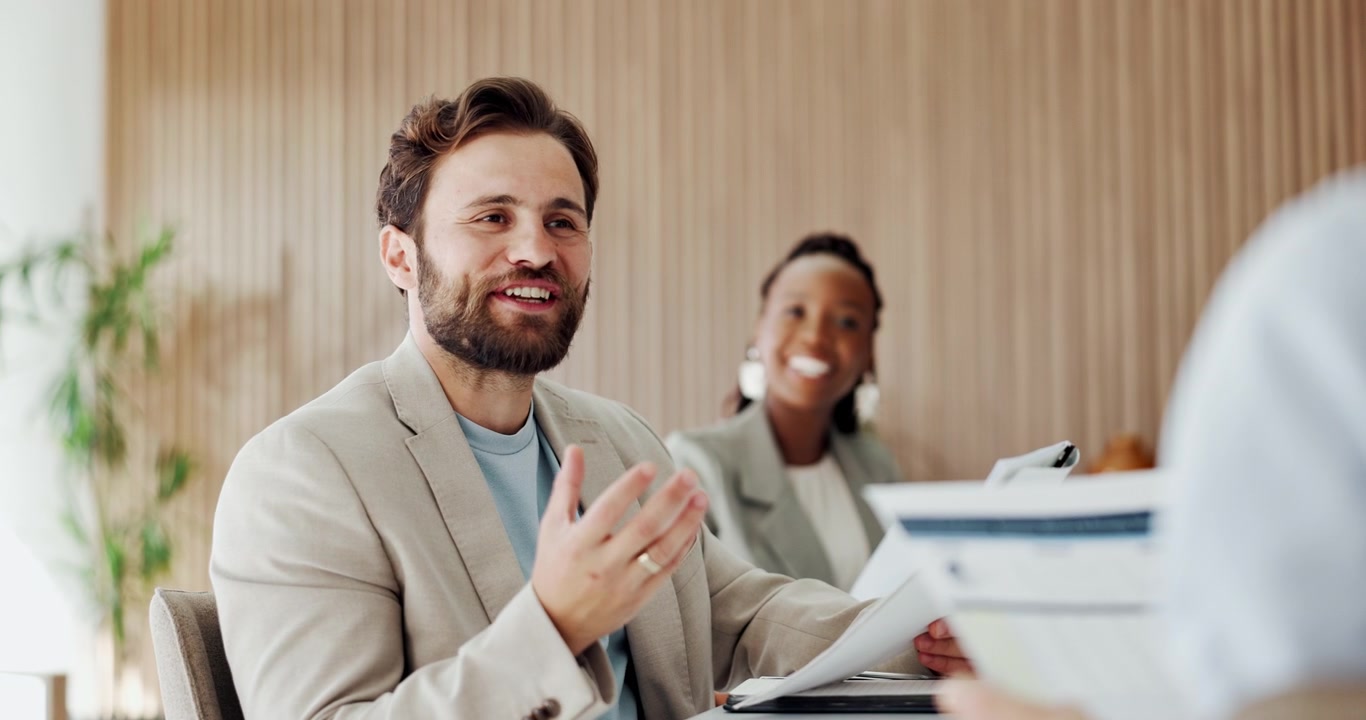 Uomo professionista che guida una riunione di lavoro in un ufficio moderno