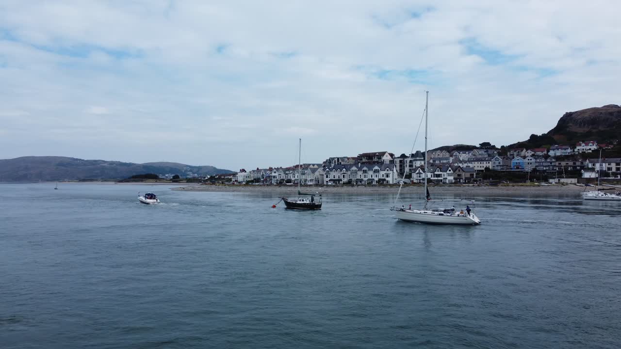 vista aérea siguiendo los veleros viajando por el pintoresco estuario del río welsh village