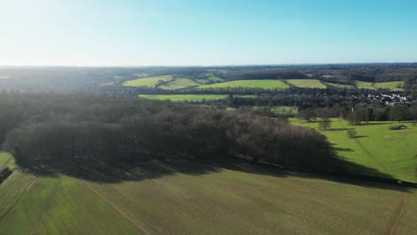 Absteigender-Blick-Auf-Den-Wald-Und-Die-Großartige-Missenden-Landschaft-Am-Horizont