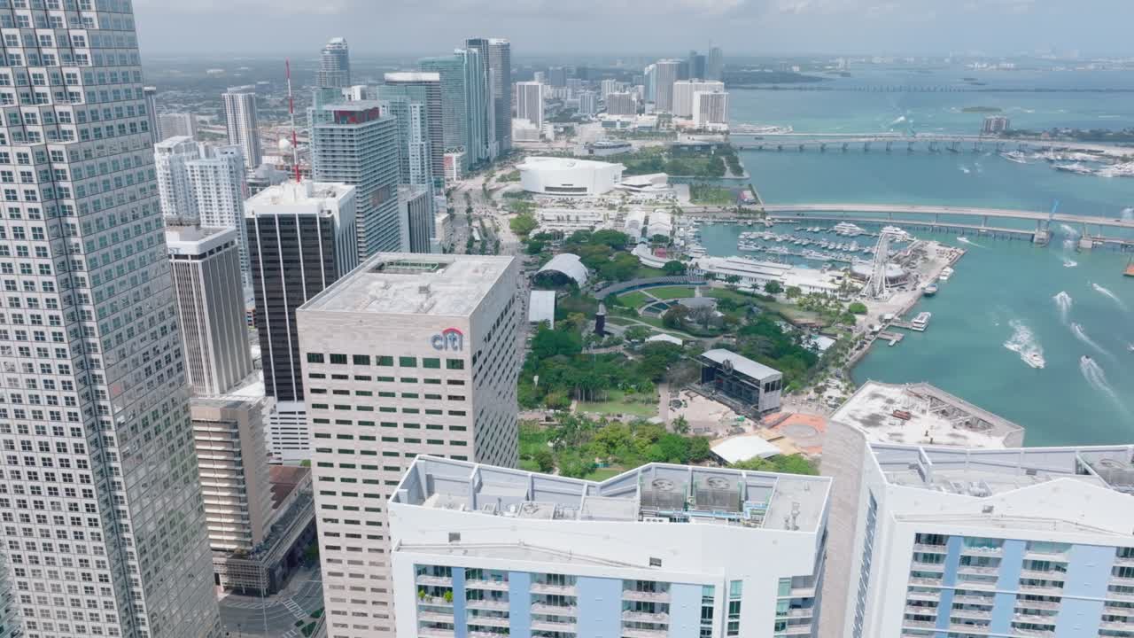 시내 초고층 빌딩 위 를 날아다니다. 고속도로 와 고층 건물 들 이 있는 해안 의 공중 파노라마 영상