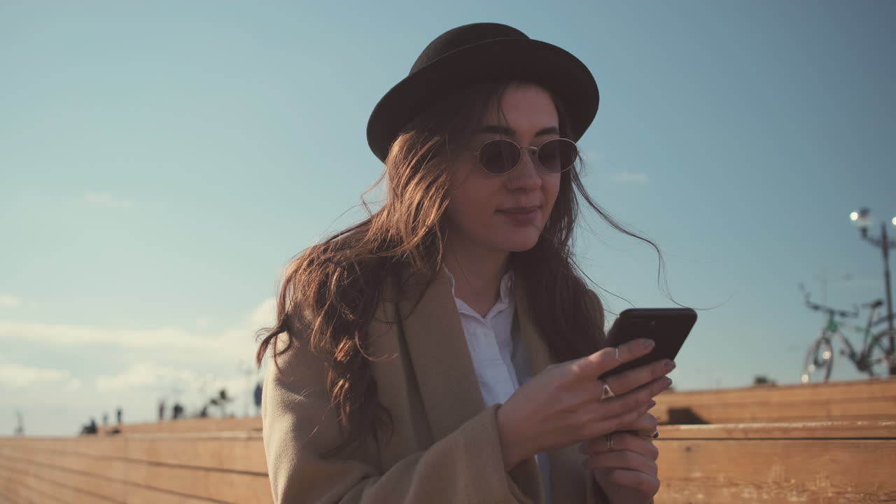Donna che usa un telefono all'aperto