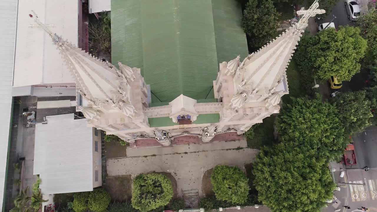 vista superior de la parroquia nuestra señora del carmen en santa tecla, el salvador - órbita aérea