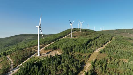imágenes de drones de una granja de molinos de viento en portugal
