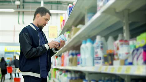 hombre comprando suministros de limpieza en un supermercado