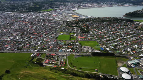 una toma aérea de la ciudad de dunedin, nueva zelanda