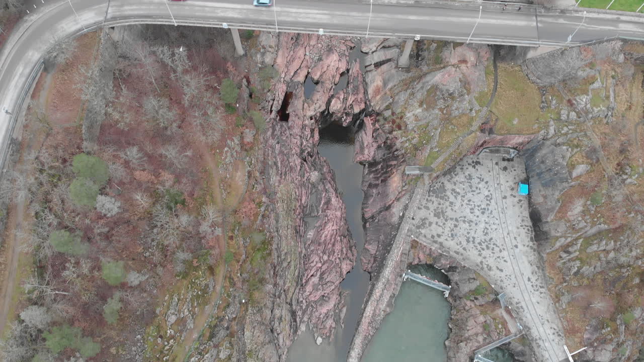 coches circulando por un puente sobre las cataratas trollhattan, cascada en suecia