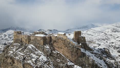 Burg-Auf-Schneebedecktem-Hügel