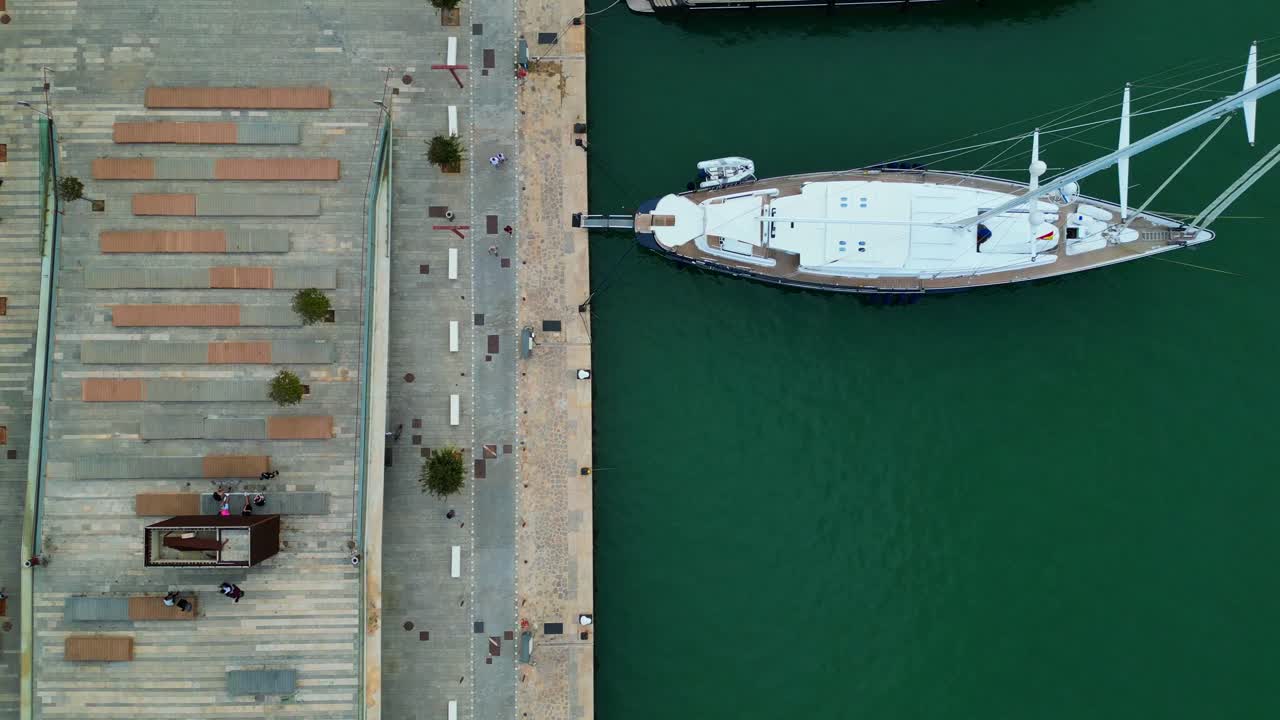 vista aérea mágica de arriba vuelo puerto paseo marítimo ciudad de ibiza españa