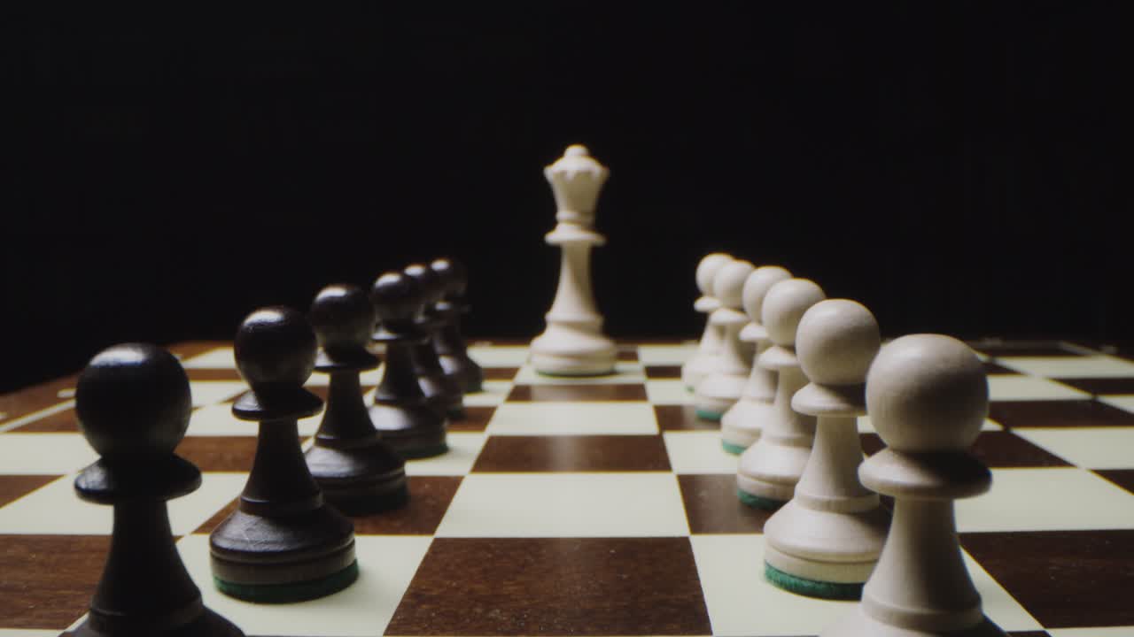 juego de ajedrez - reina blanca contra peones negros