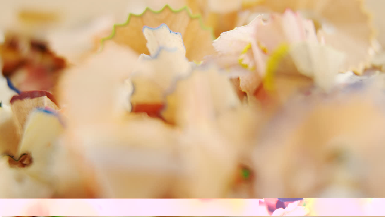 lápices de colores en el fondo de madera