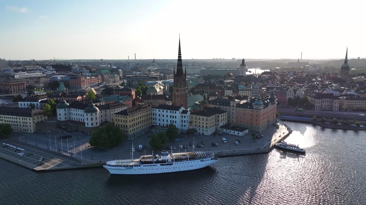 torre de la iglesia de riddarholmen, drone revela el paisaje urbano pintoresco lleno de edificios históricos en estocolmo