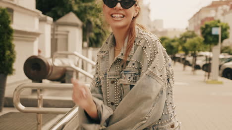 mujer elegante con una chaqueta de denim clavada