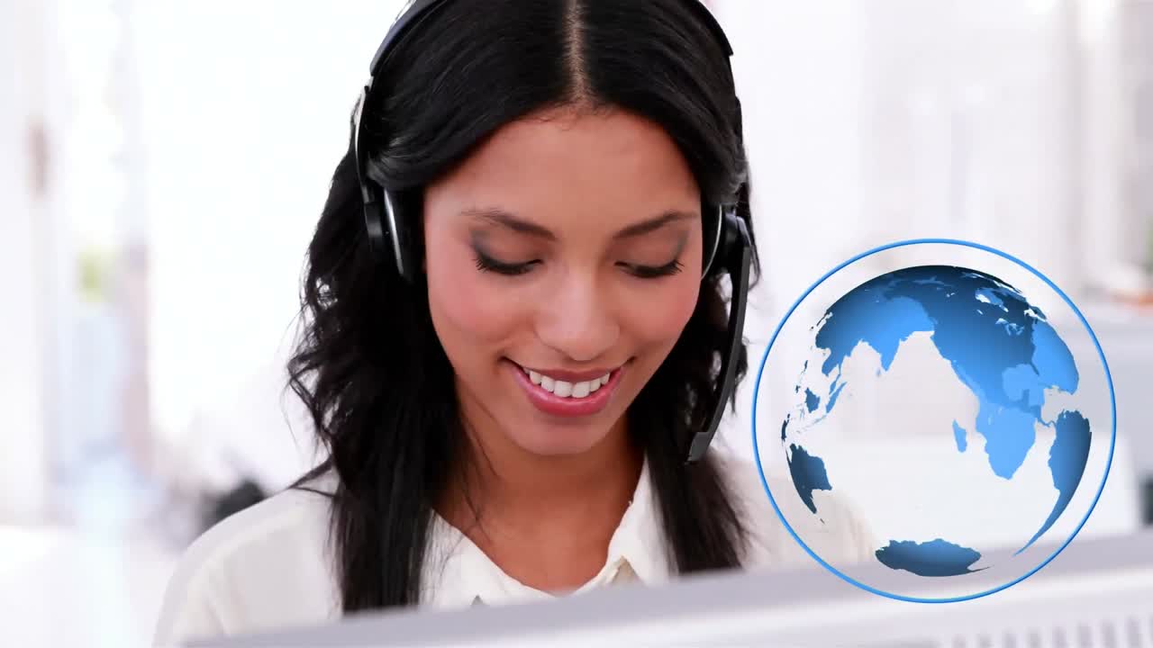 mujer hispana agente de un centro de llamadas