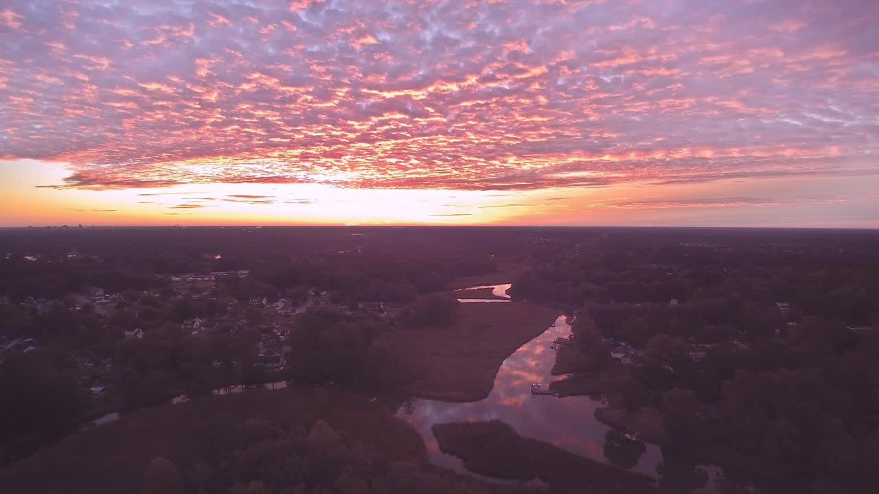 壮大な空の地元の沼地の上で日の出