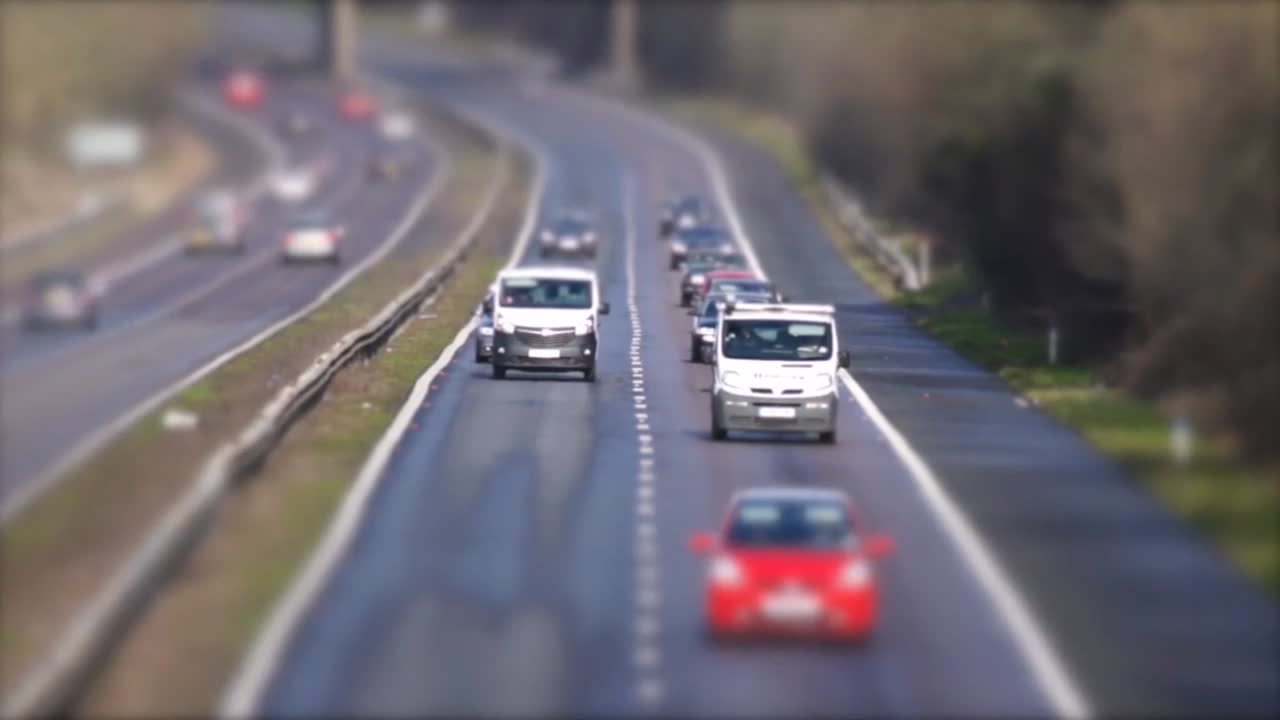 cinemagraph y cambio de inclinación del tráfico en una autopista en la que solo se mueve el carril derecho