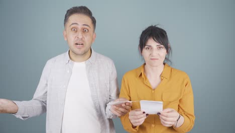 una pareja enojada por la factura alta.