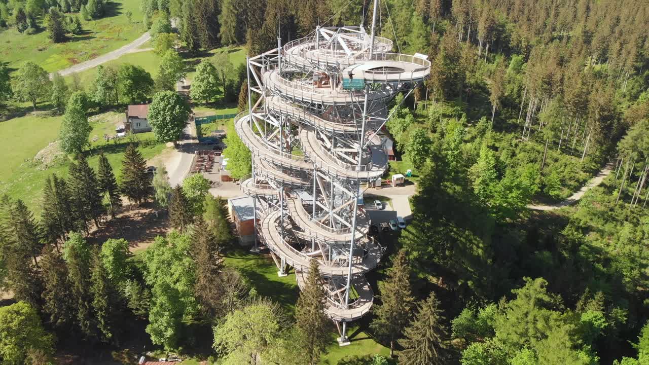 снимок с воздуха смотровой башни - прогулка по небу над облаками в горах