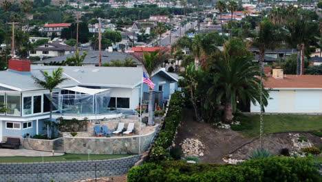 Drone-pans-pulls-back-from-cliff-side-properties-in-residential-suburban-San-Pedro-to-reveal-White-Point-Park-and-the-Pacific-Ocean-in-Los-Angeles-Country,-California