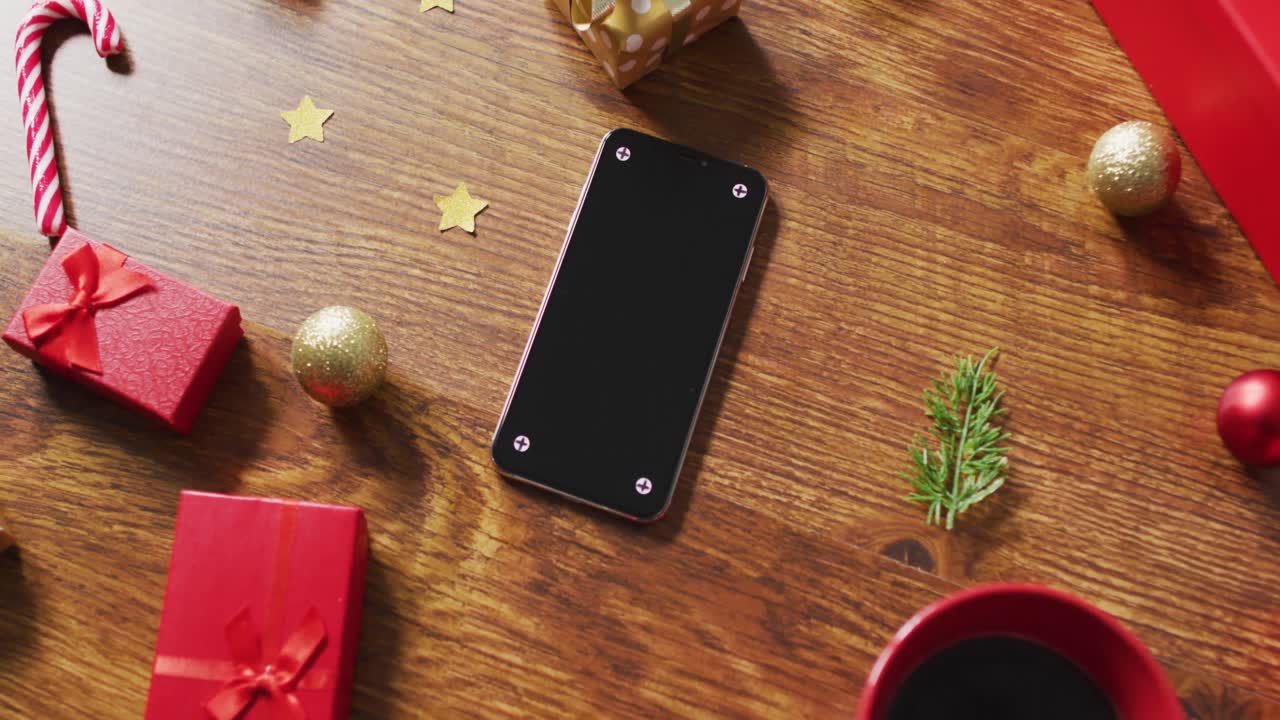 video de decoraciones de navidad y regalos con teléfono inteligente en una mesa de madera